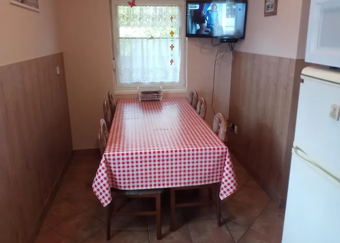 Budai Vam Apartmanhaz بيت ضيافة بيتْش